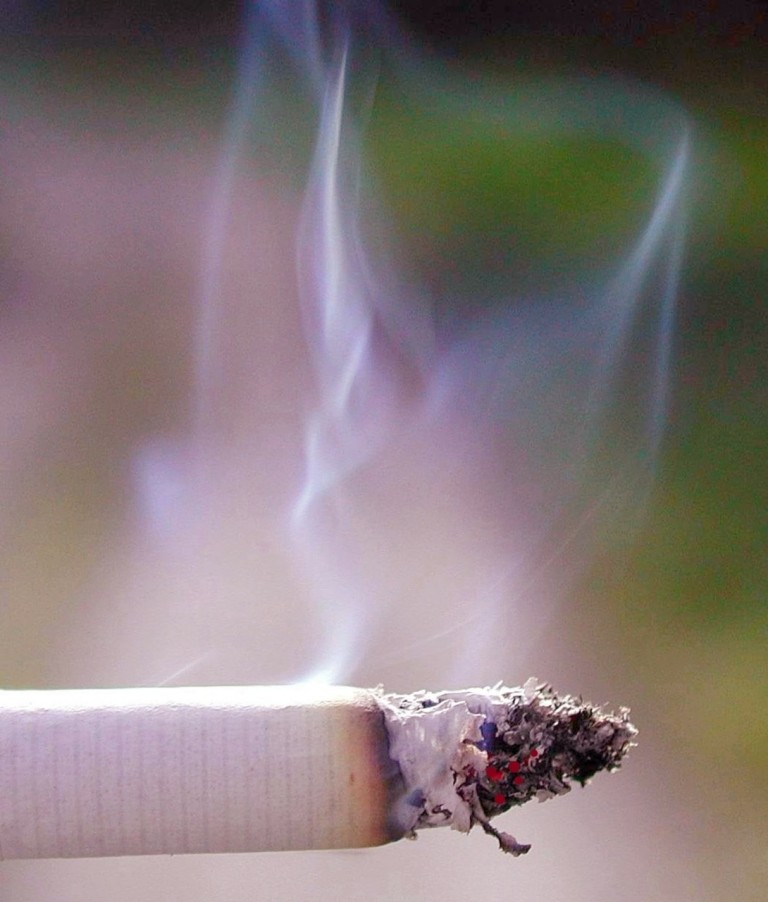 Pykanie papierosów jest pewnym z bardziej zgubnych nałogów